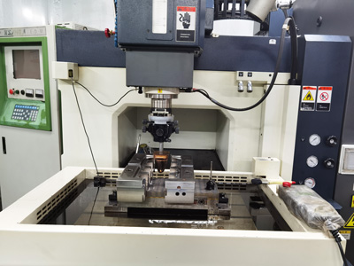 世邦塑膠-開模機器