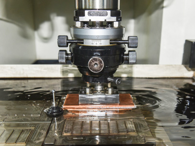 世邦塑膠-火花機