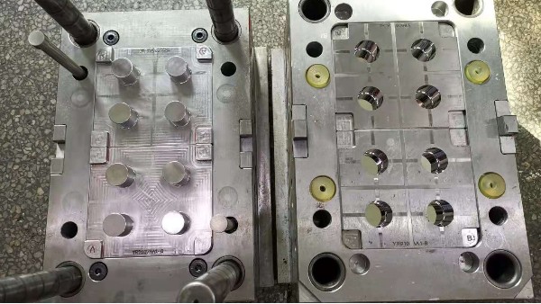 <i style='color:red'>注塑模具制造</i>廠是怎么在模具上刻字的？